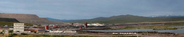 LKAB-headquarters in Kiruna to the left and a train with iron-pellets to the right. Photo: Odd Iglebaek