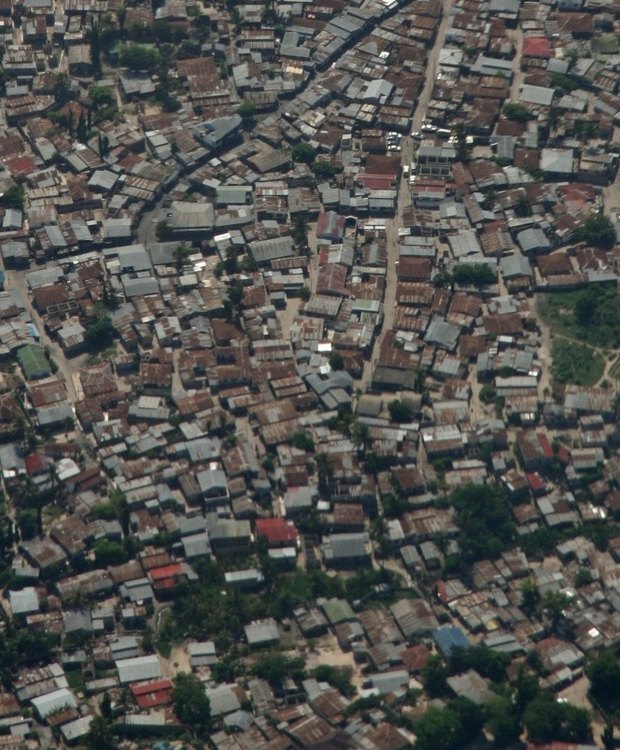 Slums of Nairobi. In both cases the economic potentials of the actual properties are decisive for the city-scapes. Photo: Odd Iglebaek