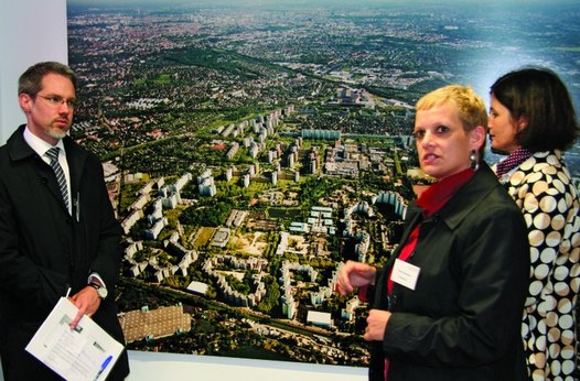 Dr. Wolfgang Wagner (left) and Kristen Huthman from GESBAU Public Relation presents the future of Märkishes Viertel. Photo: Odd Iglebaek